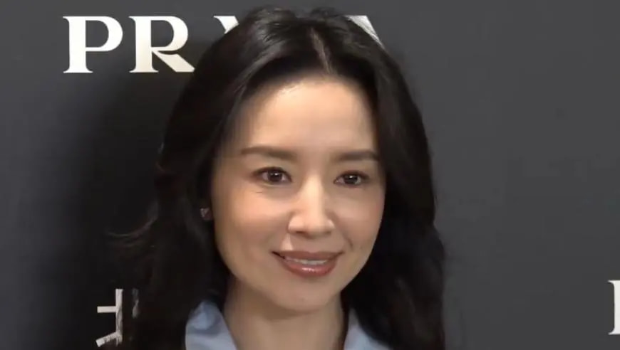 看了英拉、再看何超琼,才发现:真正的名媛,不穿金戴银也很贵气