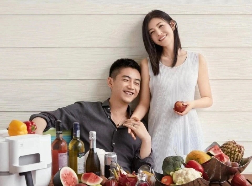 张杰谢娜飞机上被偶遇,你侬我侬超甜蜜,网友:稳稳的幸福!