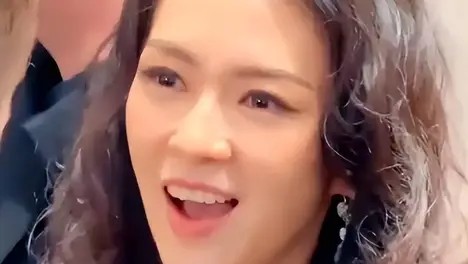 在外国混的蔡徐坤蓝发胡茬新造型引发热议，网友：那也回不来了！